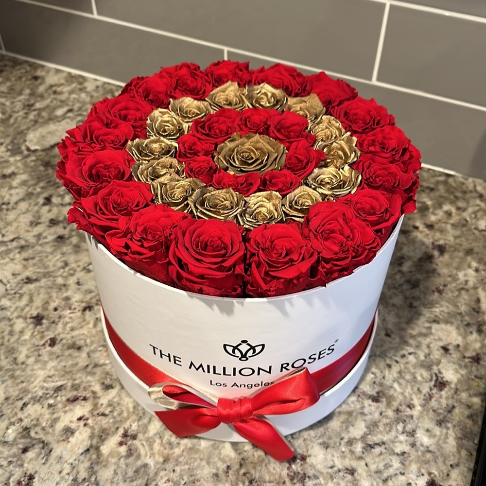 The Million Roses Red & Gold Roses - Picture 4 of 6